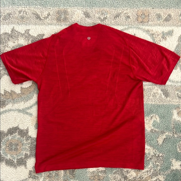 lululemon metal vent short sleeve shirt, red, size M - Picture 2 of 4